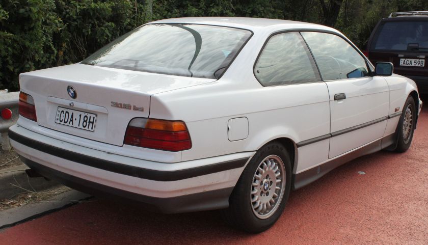 1994_BMW_318is_(E36)_coupe_(23805534193)